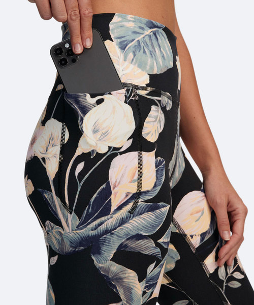 UAfBA vg MXig[jO/WOMENj