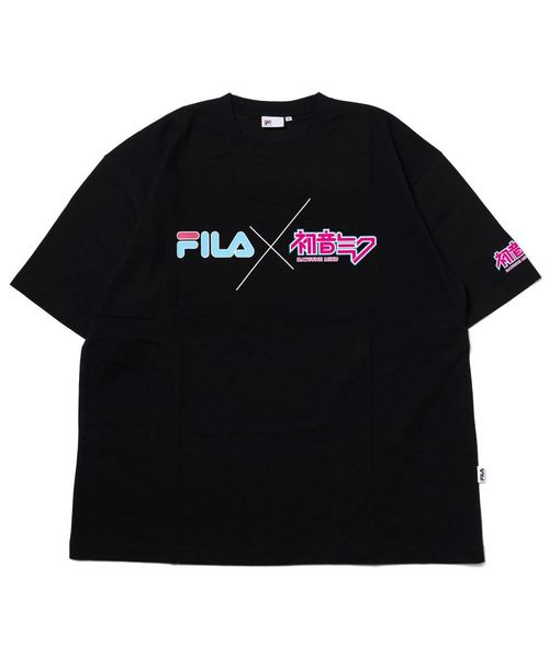 FILAロゴ×初音ミクロゴ グラフィックTシャツ FILA×HATSUNE MIKU Collaboration T－Shirt