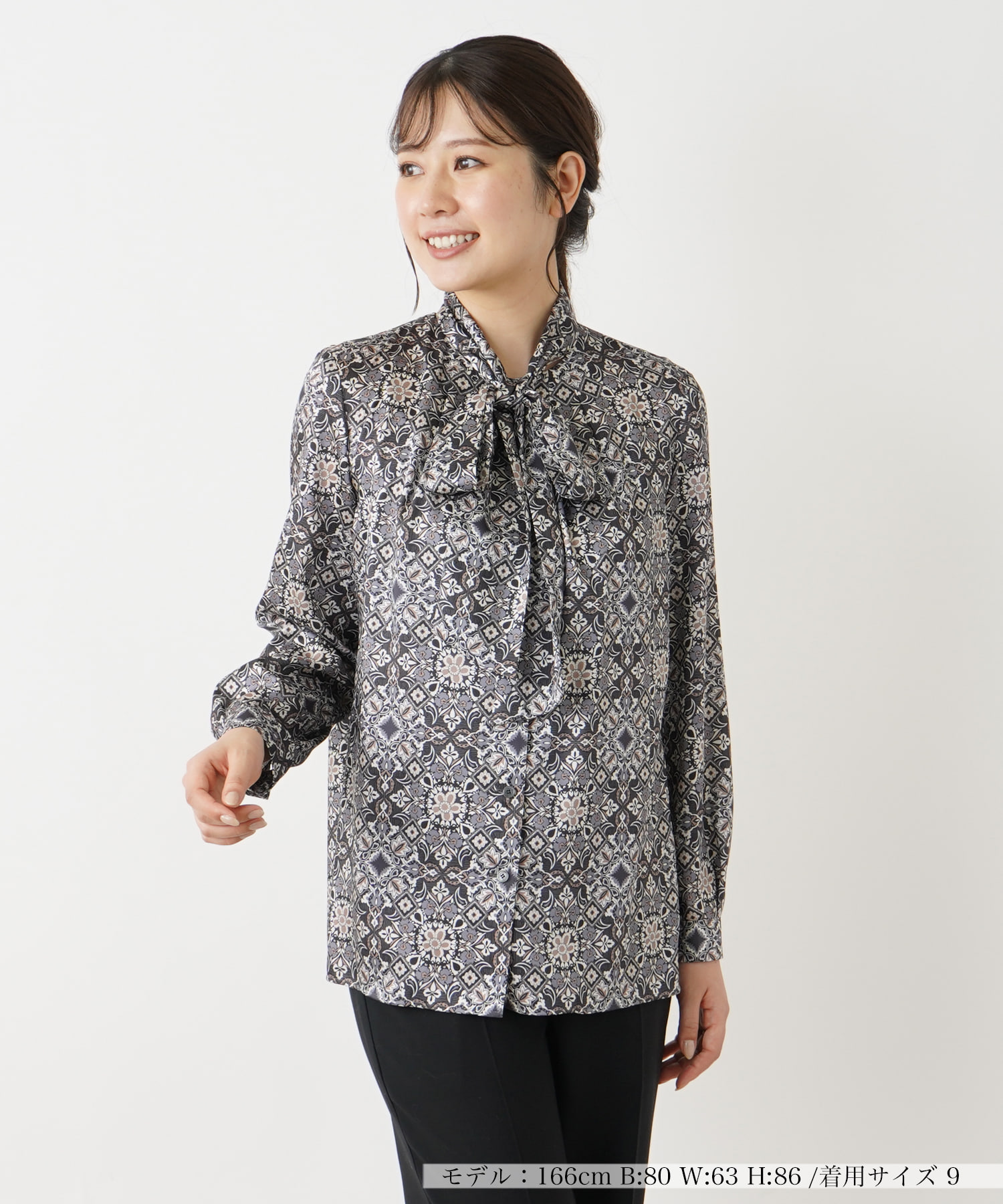 Leilian / レリアン 総柄プリントバンドカラーブラウス【ROCHAS Premiere】【RATTI】 総柄プリントバンドカラーブラウス【ROCHAS