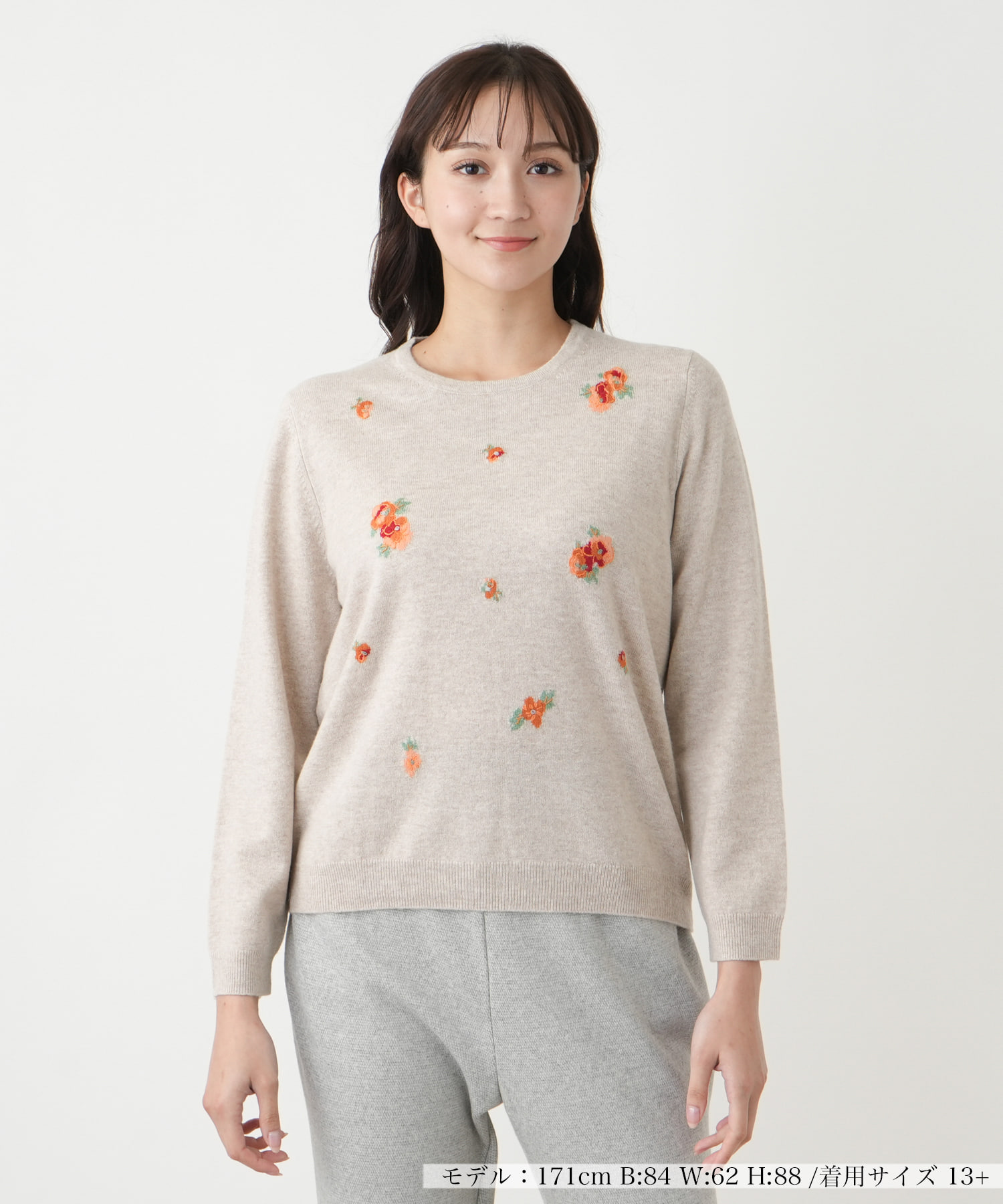 大人女性の レリアンモチーフ刺繍クルーネックニットLeilian WHITE LABEL トップス