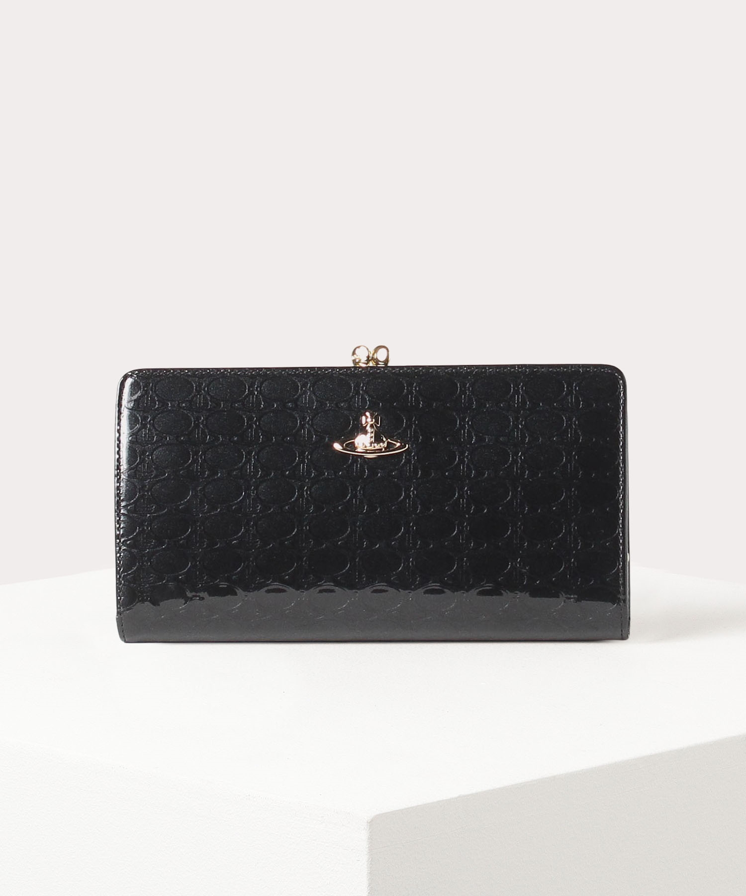 40代女性に人気の財布はVivienne WestwoodのOVAL ORBです