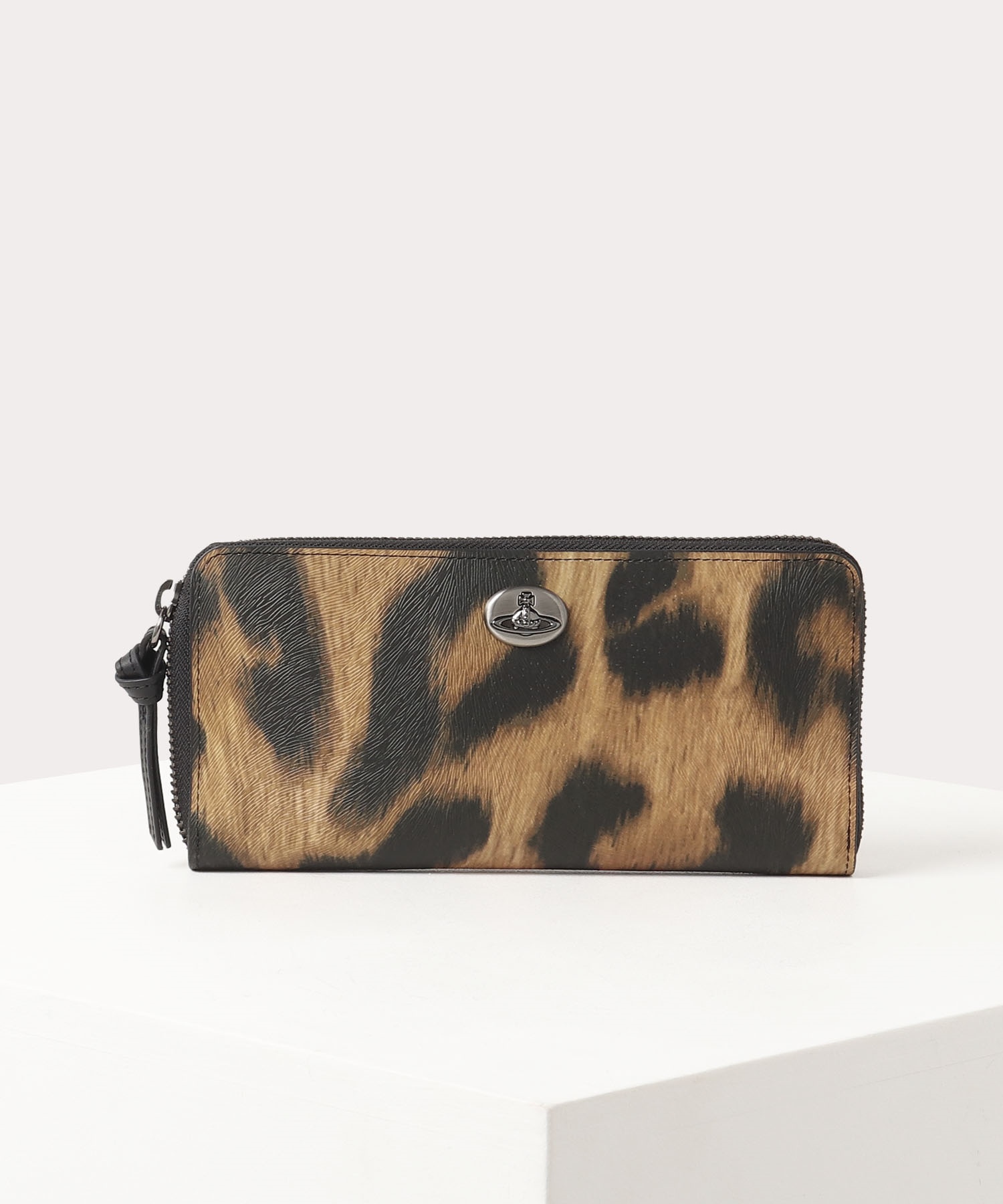 40代女性に人気の財布はVivienne Westwoodのレオパード ラウンドファスナー長財布です
