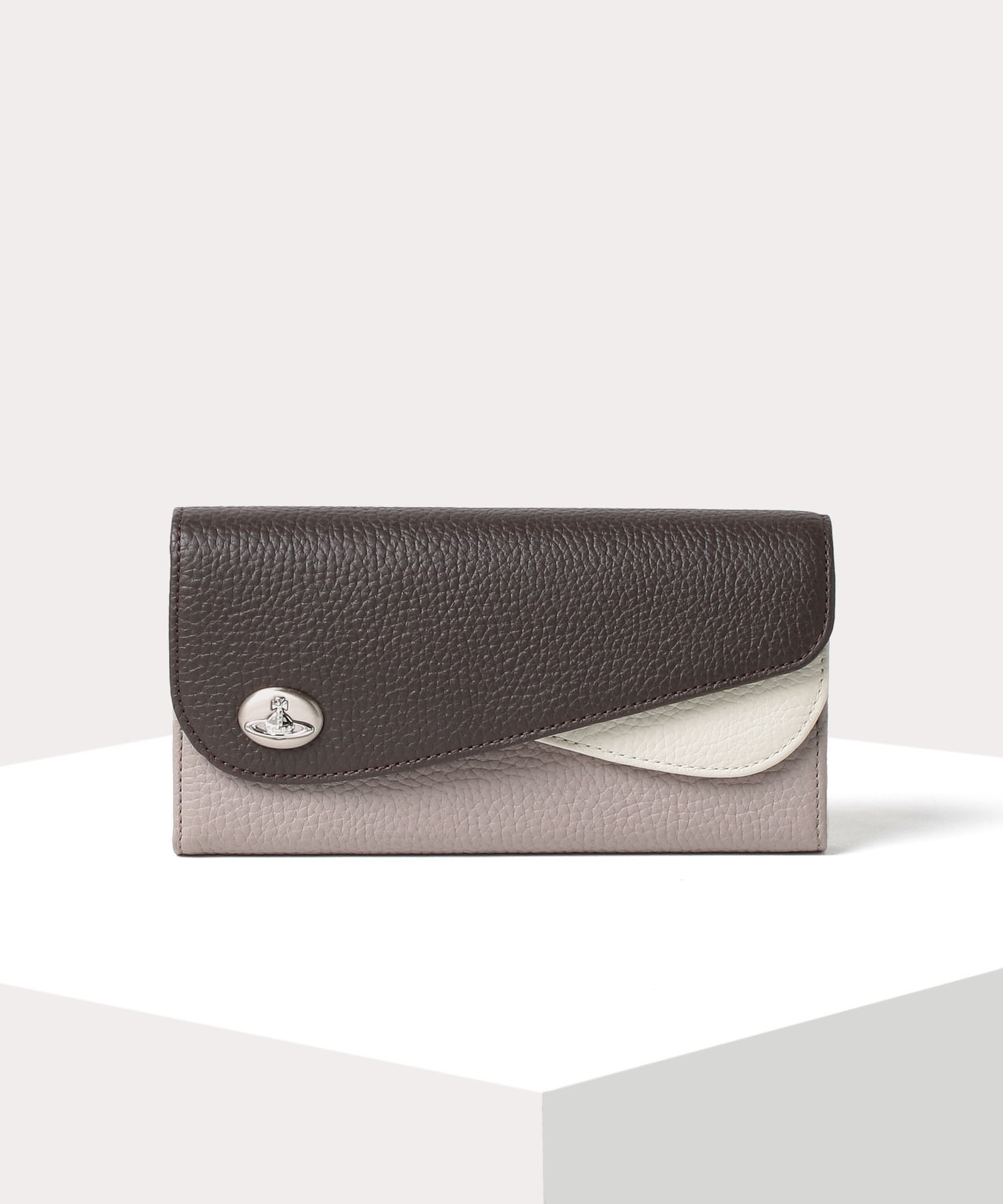 40代女性に人気の財布はVivienne Westwoodの ダブルフラップ 長財布です