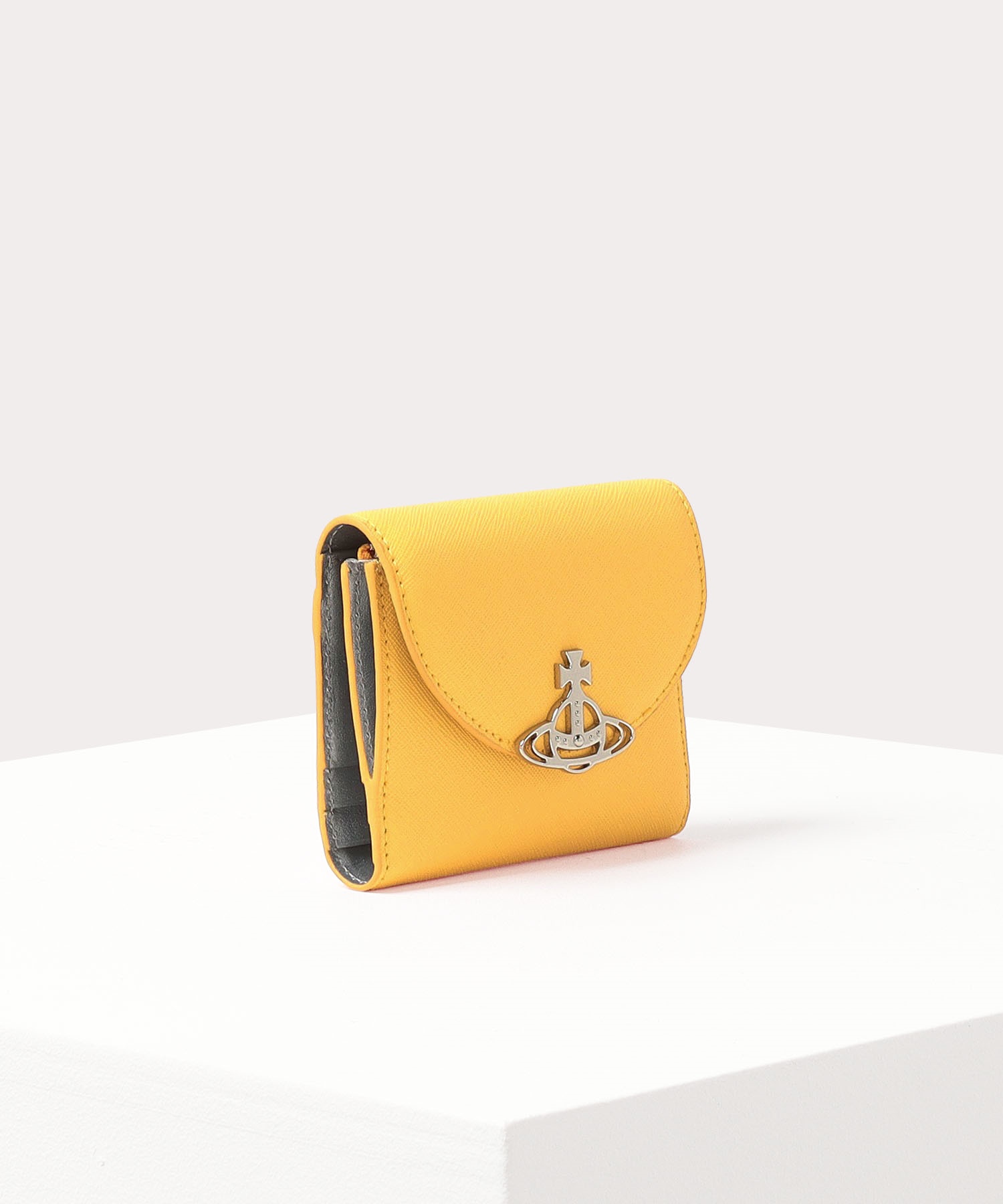 SAFFIANO HALF MOON z
