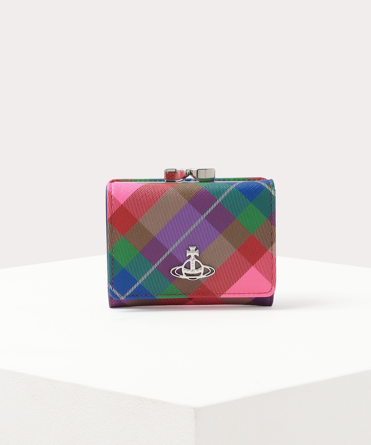 SAFFIANO PRINTED 口金三つ折り財布(CANDY TARTAN)（レディース）（1220942356）｜財布・レザーグッズすべて( 三つ折り財布)｜【公式通販】ヴィヴィアン・ウエストウッド（Vivienne Westwood）